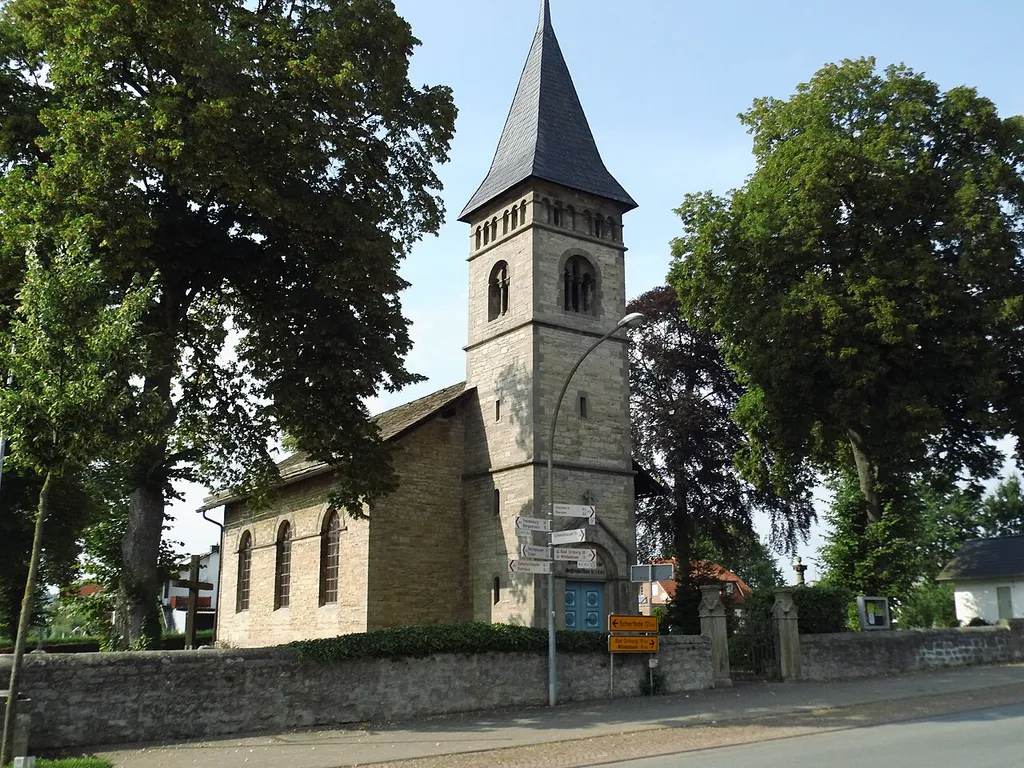 Einschiffige Saalkirche mit vorgelagertem Turm mit Spitzhaube