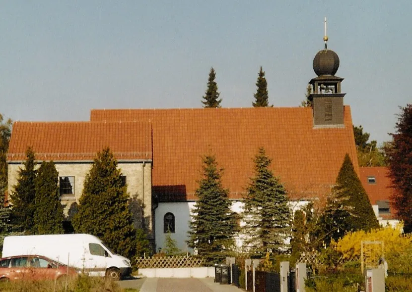 Die katholische Pfarrkirche St. Konrad von Parzham in Berlin Falkenberg, Ahrensfelder Chaussee 79/81, von der Elisabeth-Schiemann-Straße aus gesehen.