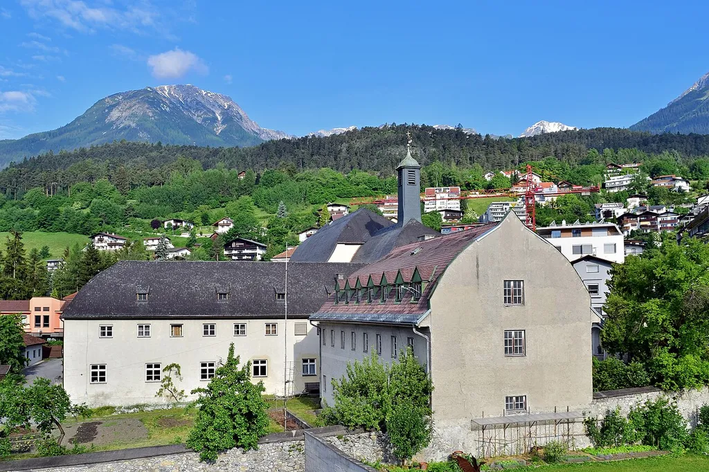 Kapuzinerkloster und Kirche hl. Josef mit Gartendenkmalen, künstlichen Wegsystemen und Ummauerung, mit Blickrichtung Westnordwest. Im Hintergrund links der Gipfel des Laaggers' (2328 m), direkt oberhalb des im Bildmittelgrund befindlichen Waldrückens erkennt man Ödkarlekopf (2565 m) und Muttekopf (2774 m)