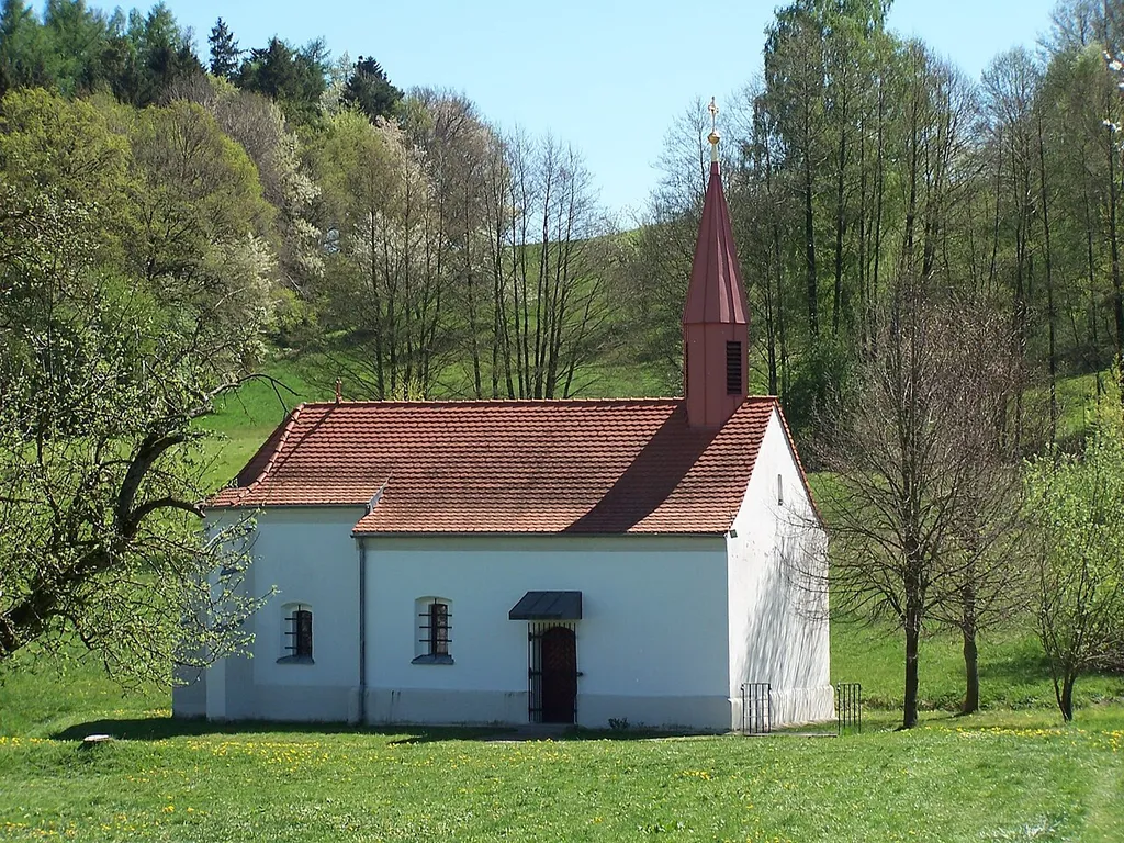Moosthenning. Am südlichen Ortsrand von Schöndorf neben einem Bach malerisch in der Wiese gelegen. Katholische Filialkirche St. Kilian. Spätgotischer Saalbau mit Dachreiter und eingezogenem Chor aus dem 15. Jahrhundert.