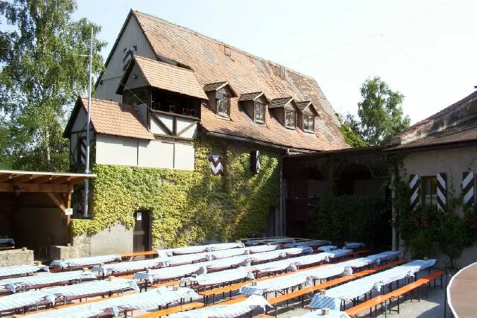 Zuschauerplätze im Hof der Burg Brattenstein