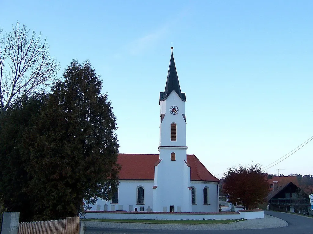 Hüttenkofen 45. Kirche St. Jakob. Spätgotische Anlage 1545, Ausbau 1720, modern erweitert; mit Ausstattung.