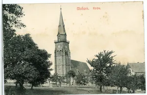 Sachgesamtheit Dorfkirche und Kirchhof Mohorn mit und folgenden Einzeldenkmalen: Kirche, Einfriedung, Kriegerdenkmal für die Gefallenen des Ersten Weltkrieges und zwei Grabmale (beides ehemalige Pfarrer, um 1700), siehe auch Einzeldenkmalliste - Obj