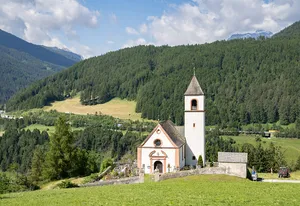 Kath. Filialkirche hl. Ursula mit Friedhof