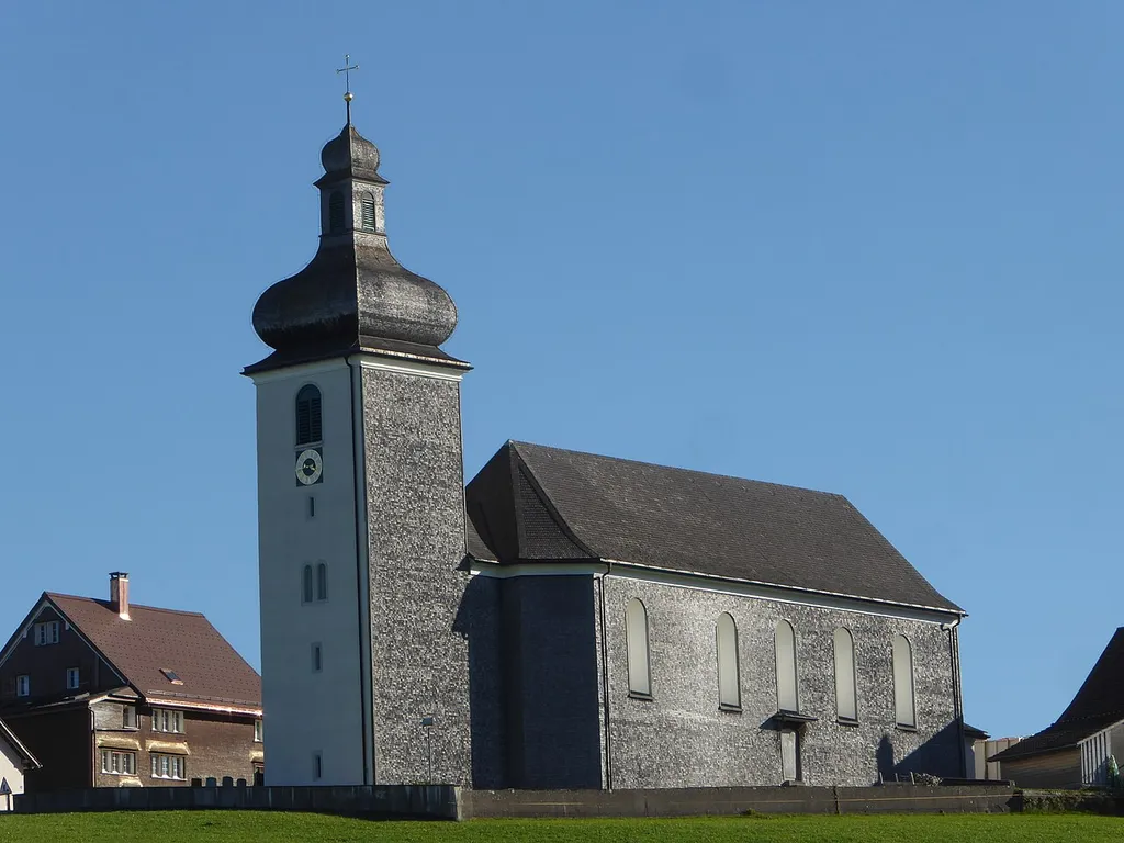 Katholische Kirche Hemberg mit geschindelter Fassade auf der Westseite{Cultural property of regional significance in Switzerland|8156