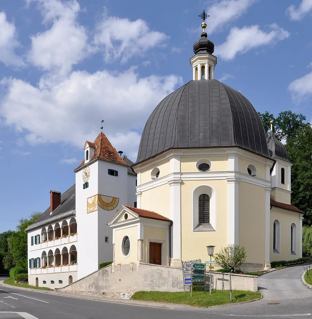 Kath. Pfarrkirche Unbefleckte Empfängnis, links dahinter befindet sich der Pfarrhof