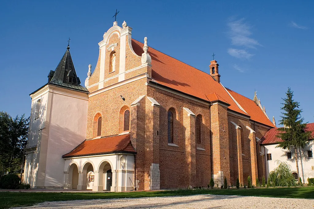 Gotycki kościół pw. świętego Stanisława w Nowym Korczynie, widok od południowego zachodu. Województwo świętokrzyskie, powiat buski, gmina Nowy Korczyn.