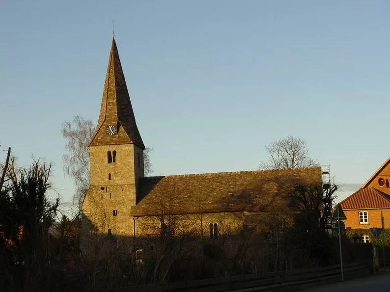 Kirche zu Fuhlen im Herbst