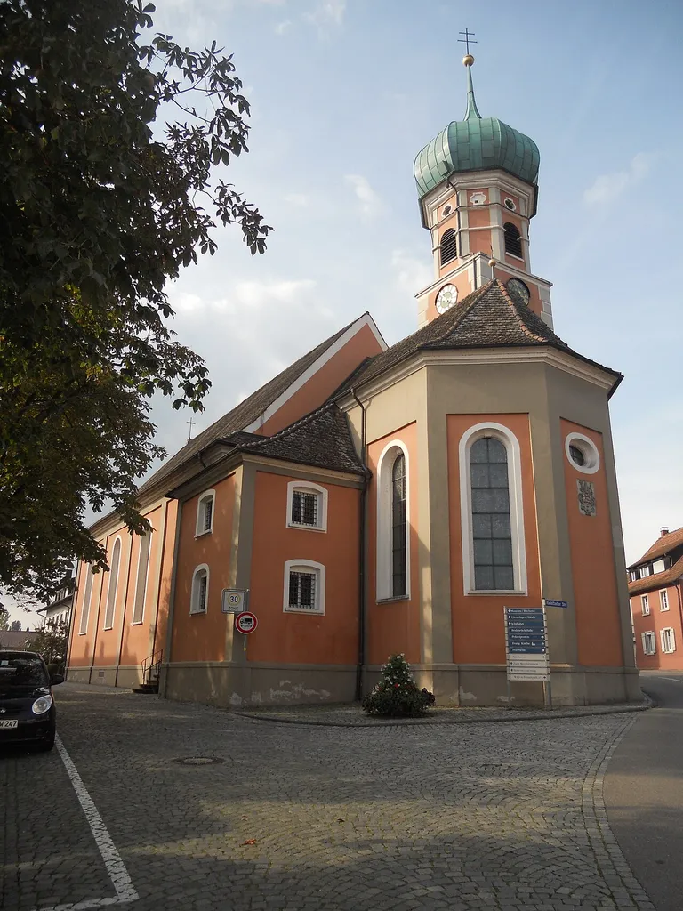 `Erst in den Jahren 1732 bis 1735 wurde die Kirche in ihrer heutigen Form errichtet. Sie ist mit ihrem weithin sichtbaren barocken Zwiebelturm das Wahrzeichen Allensbachs.` http://www.kath-allensbach.de/html/pfarrkirche_st_nikolaus111.html