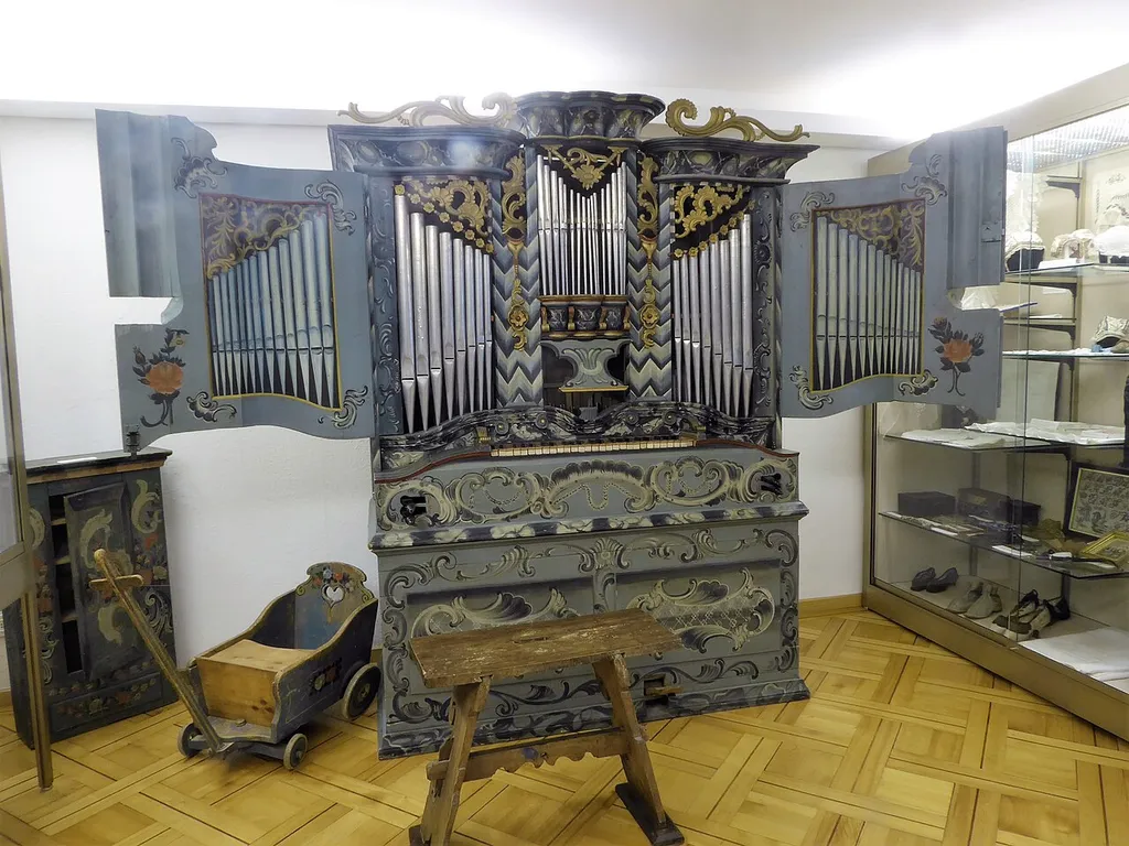 Hausorgel von Heinrich Ammann im Toggenburger Museum Lichtenstein, entstanden um 18004 Register, 3 Felder im Prospekt mit 8+(5+6+5)+8=32 Pfeifen, Klaviatur in Elfenbein und Ebenholz.