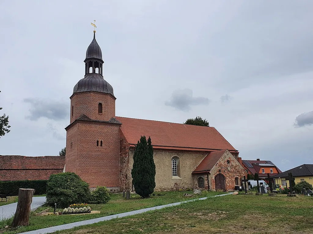 Die Dorfkirche Laubst im Landkreis Spree-Neiße in Brandenburg.