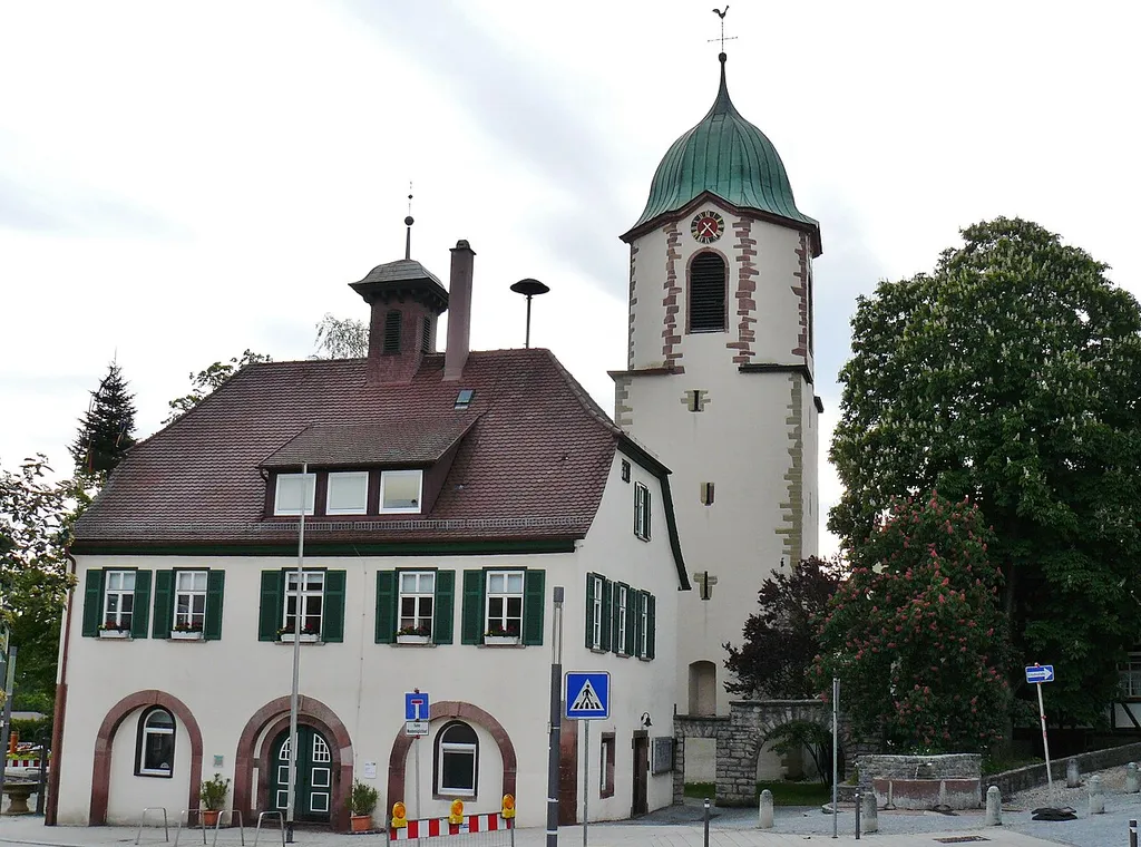 Evangelische Germanuskirche und Rathaus in Malmsheim