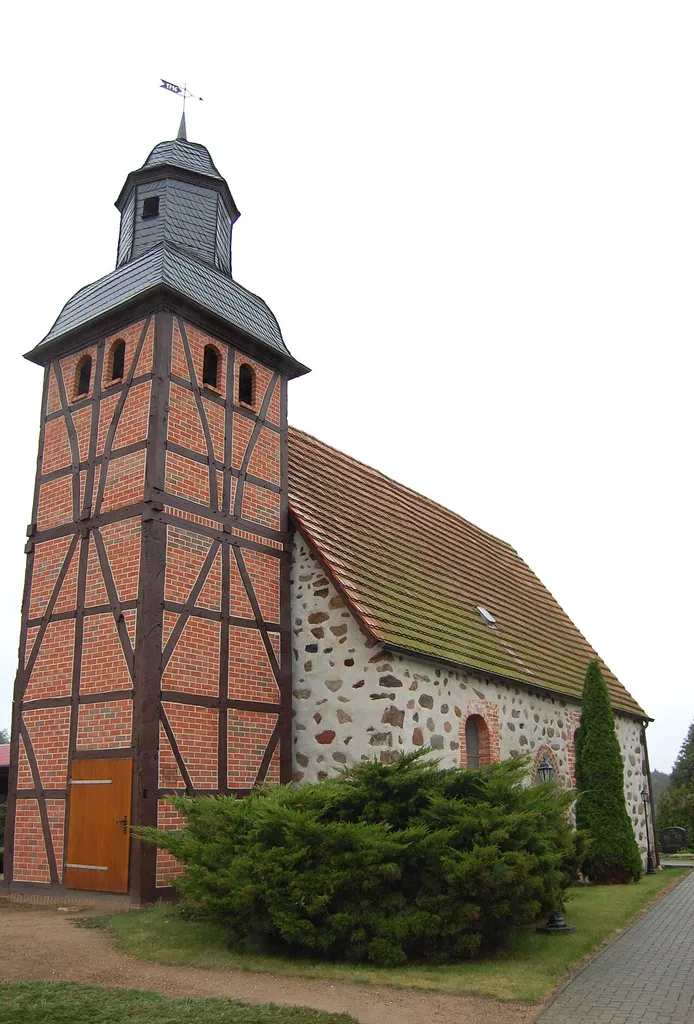 Dorfkirche Nesenitz mit dem Turm östlich des Schiffs