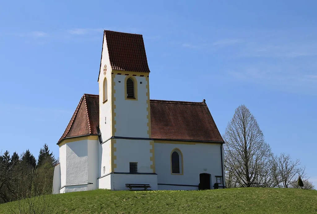 Katholische Filialkirche Mariä Verkündigung, Saalbau mit Steildach und nördlichem Satteldachturm, im Kern romanisch, spätgotischer Chor und Wölbung 15. Jahrhundert, um 1725 barocker Ausbau; mit Ausstattung. Elendskirchen, Feldkirchen-Westerham. This is a picture of the Bavarian Baudenkmal (cultural heritage monument) with the ID D-1-87-130-16 (Wikidata)
