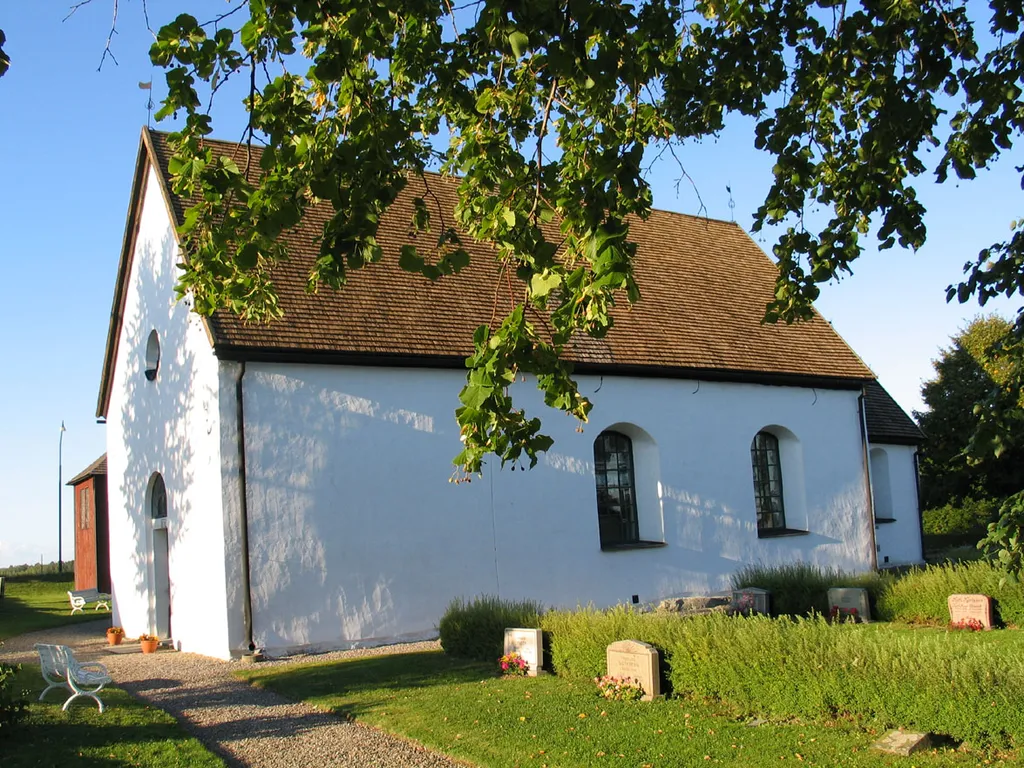 Kumla kyrka från söder.