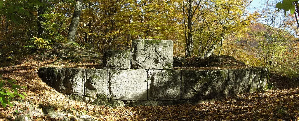 Grundmauern des Bergfrieds der Burgruine Granegg