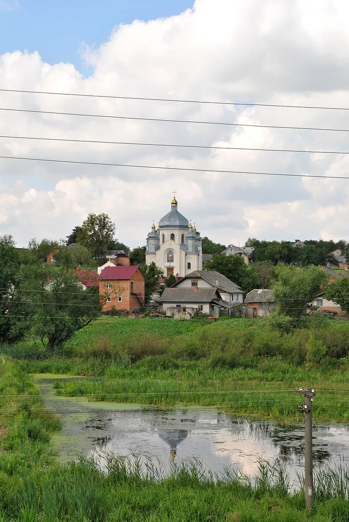 Краєвид села Пишківці Бучацького району. Вигляд на церкву Пресвятої Трійці УГКЦ з-за р. Вільхівця від залізниці.