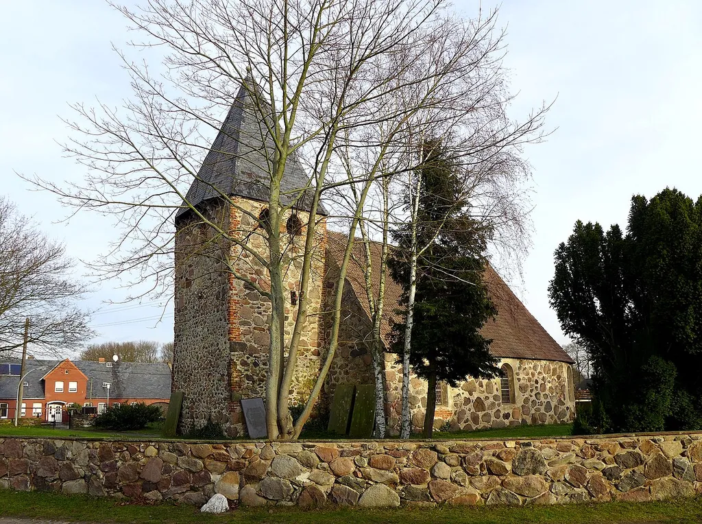 Lokalisierung: Cheine liegt 4km entfernt von Seebenau, beide Orte sind zugehörig der Stadt Salzwedel in Sachsen-Anhalt. Zur Feldsteinkirche Cheine: Ursprung im 13. Jahrhundert, derzeitige Formgebung im Jahre 1744. Die Kirche ist offensichtlich namenlos, sie wird in der Öffentlichkeitsarbeit der Stadt Salzwedel nicht erwähnt. In der Kirche finden noch Gottesdienste statt.