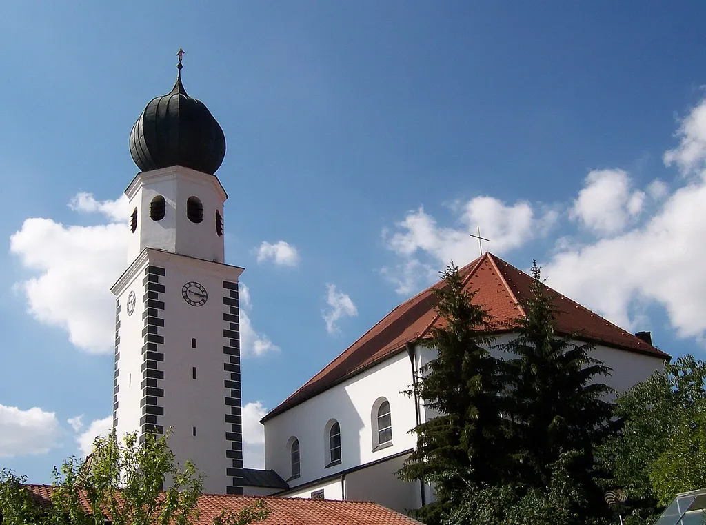 Essenbach, Mettenbach. Barocker Turm und alte Ausstattung der 1970 neuerbauten Katholische Pfarrkirche St. Dionysius.