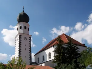 Barocker Turm der katholischen Pfarrkirche Dionysius von Paris