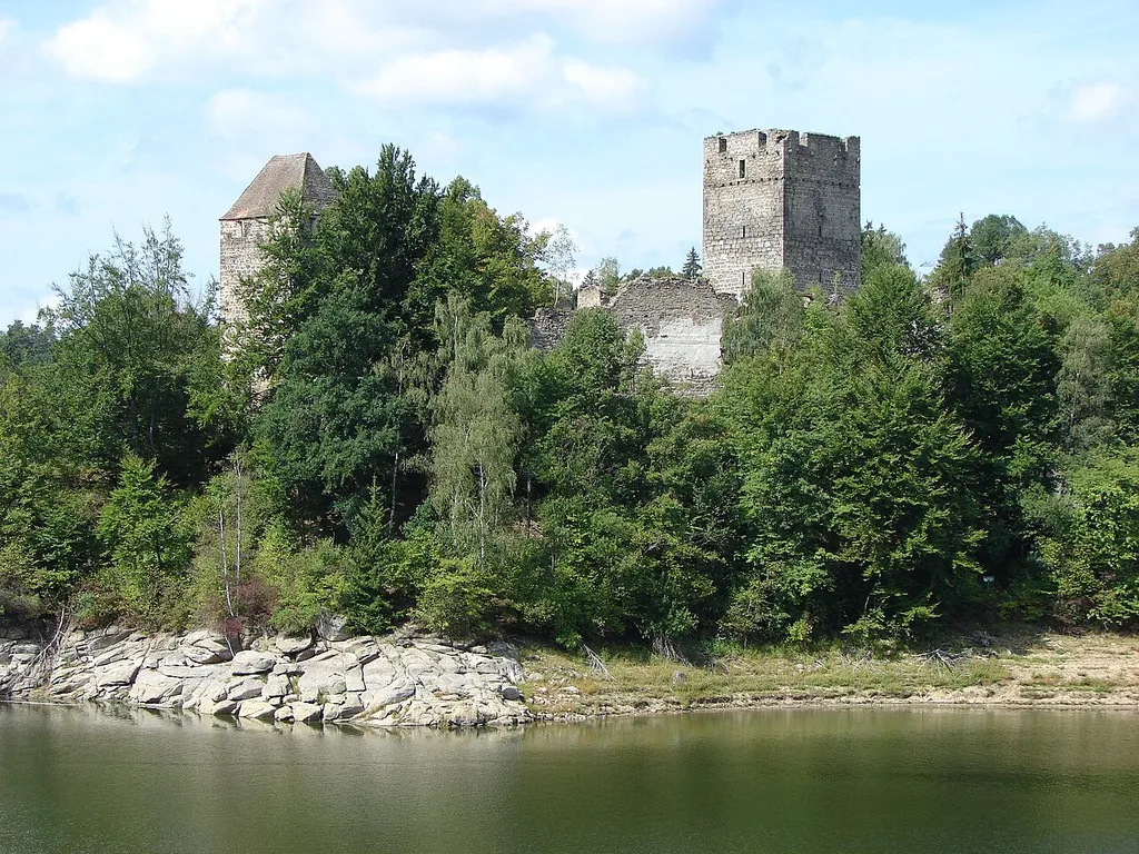 Die Burgruine Lichtenfels am Stausee Ottenstein in Niederösterreich.