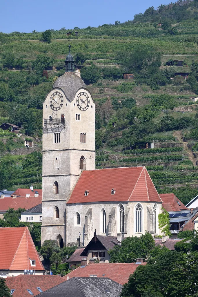 Südostansicht der ehemaligen Frauenbergkirche und jetzige Gedenkstätte der Gefallenen beider Weltkriege in Stein an der Donau, ein Stadtteil der niederösterreichischen Stadt Krems.