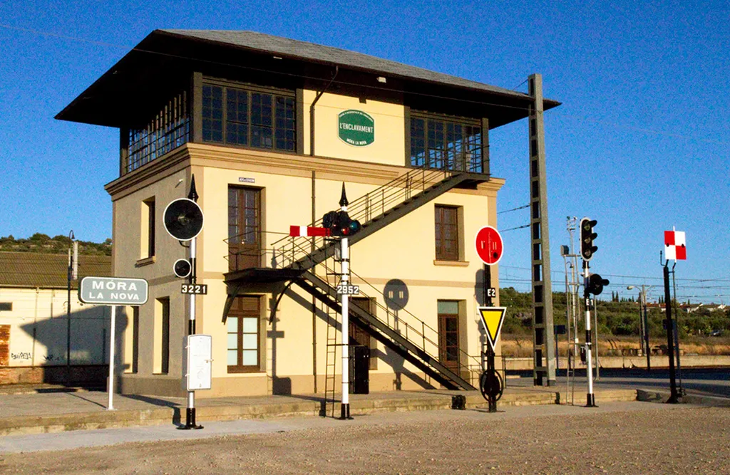 Antiguo enclavamiento de la estación de Mora la Nueva, actualmente parte del Centro de Interpretación del Ferrocarril.