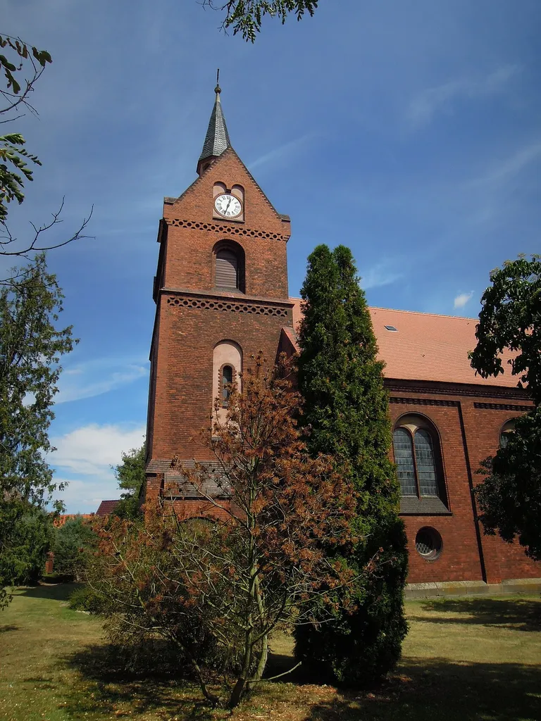 Kirche Dabrun -Südwestansicht Hochkant- im August 2020