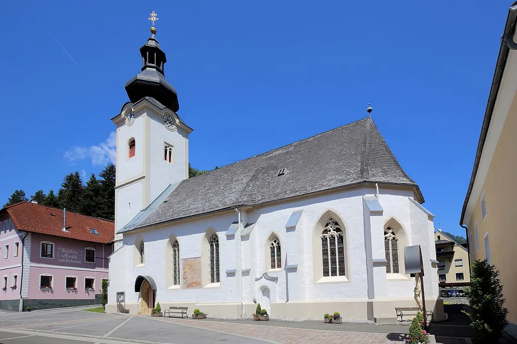 Südostansicht der Pfarrkirche hl. Katharina in Sankt Katharein an der Laming, ein Ortsteil der österreichischen Gemeinde Tragöß-Sankt Katharein im steirischen Bezirk Bruck-Mürzzuschlag. Ein spätgotischer Sakralbau aus dem Anfang des 16. Jahrhunderts. Das barocke Zwiebeldach des dreigeschossigen Turmes wurde 1931 erneuert.
