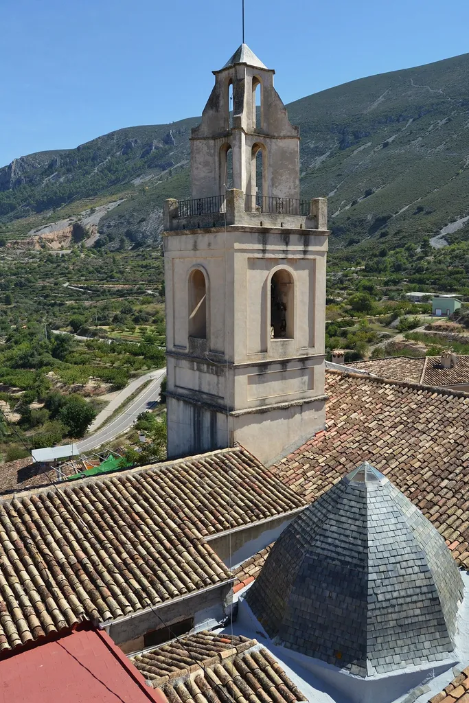 Campanar i cúpula, església de sant Bartomeu d'Almudaina, vist des de la torre.