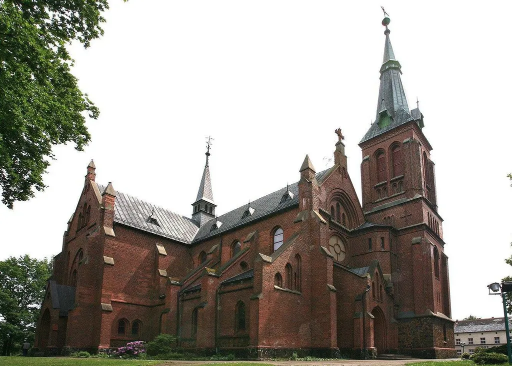 Kościół wzniesiony w 1894-95 r. z cegły w stylu neogotyckim. Obiekt niewdzięczny do focenia, bo ogromny, teren opada, w dodatku pod słońce. Budynek nie jest symetryczny, dlatego pokazuję tę stronę.