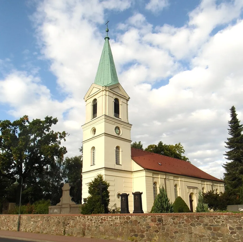 Denkmalgeschützte evangelische Dorfkirche von Ahrensfelde, 1768 erbaut. Nr. 2 in der Liste der Baudenkmale in Ahrensfelde