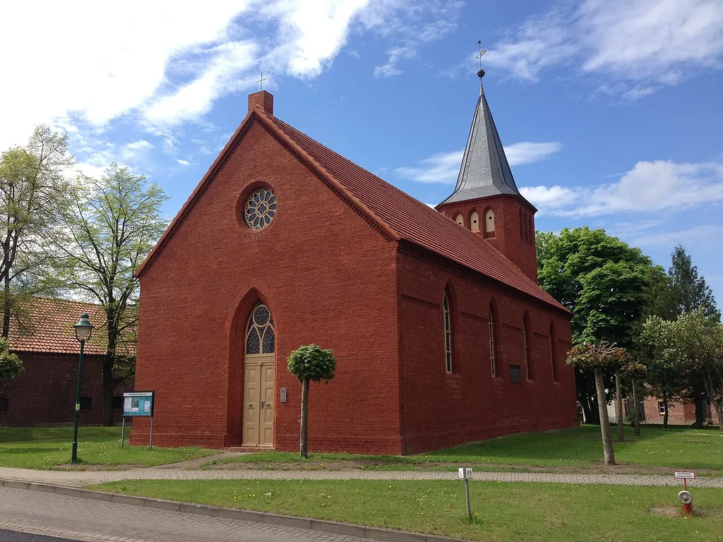 Schinkelkirche in Kleinwusterwitz nach Fassadensanierung 2012, Ansicht von Osten mit Rosettenfenster