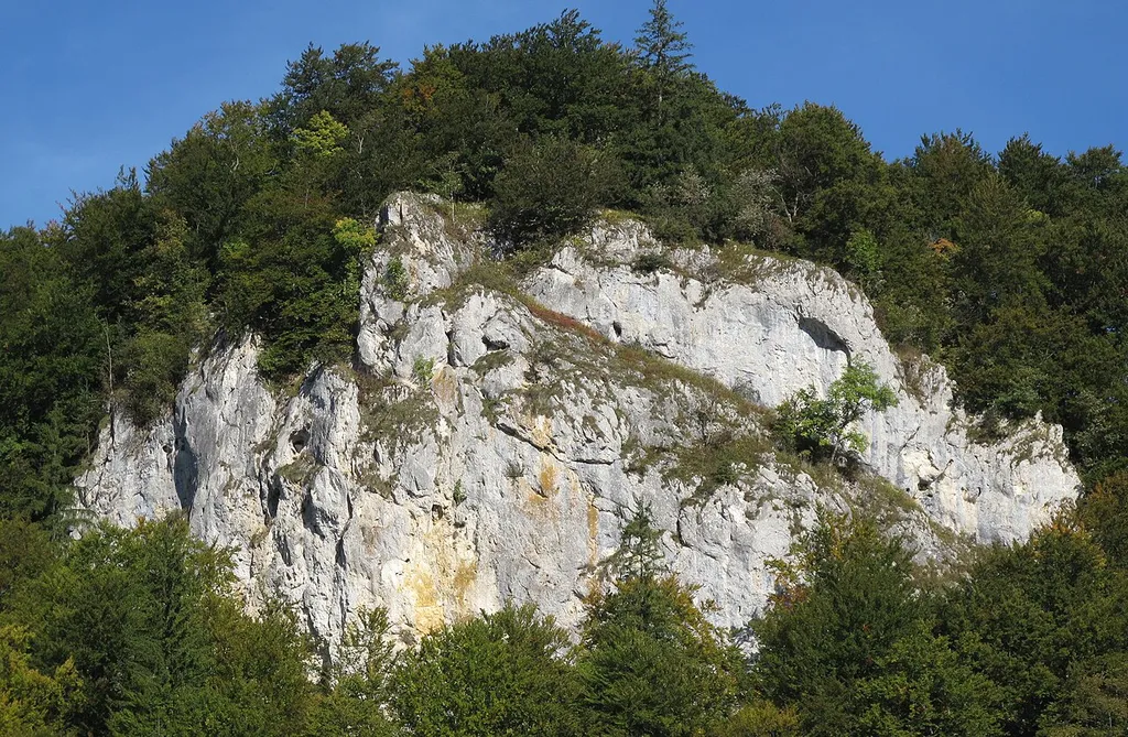 Felskopf mit der Burgstelle der Nordbastion.