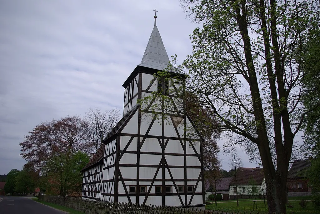 Siehdichum Ortsteil Rießen in Brandenburg. Die Kirche stammt aus dem 17. Jahrhundert. Sie steht unter Denkmalschutz.
