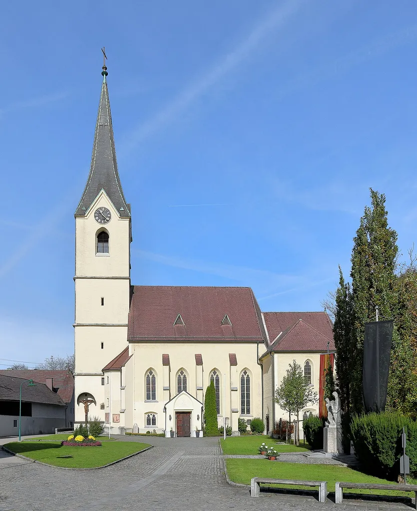 Südansicht der röm.-kath. Pfarrkirche hl. Petrus in der oberösterreichischen Marktgemeinde Regau.Eine zweischiffige spätgotische Kirche, die von 1885 bis 1887 durchgreifend umgebaut wurde. Der Westturm ist mit 1494 datiert, wobei der Spitzhelm aus neuerer Zeit stammt.