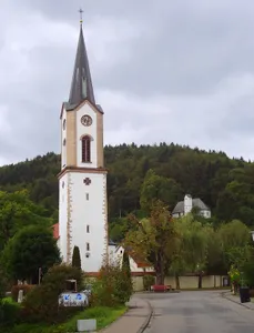 Dorflinde bei der Kirche