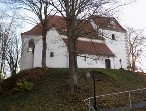 Kirche (mit Ausstattung) sowie ehemaliger Kirchhof mit Eisenkreuz auf Sockel vor der Kirche Höfgener Dorfstraße 7