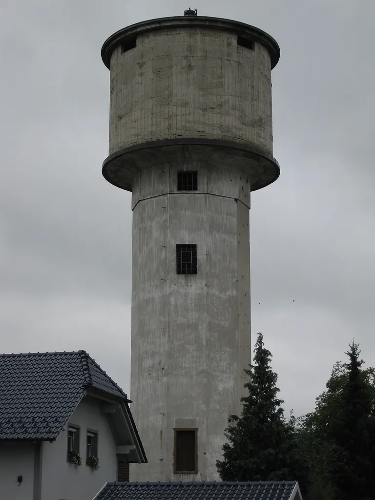 Der Wasserturm in Marchtrenk wurde 1915 innerhalb eines Kriegsgefangenenlagers errichtet. Der 24 Meter hohe Betonbau mit zylindrischem Aufsatz auf polygonalem Unterbau besitzt ein Pumpwerk und im Inneren über einen Schauraum mit einem "Eisernen Wehrtisch", der von Kriegsgefangenen hergestellt wurde.
