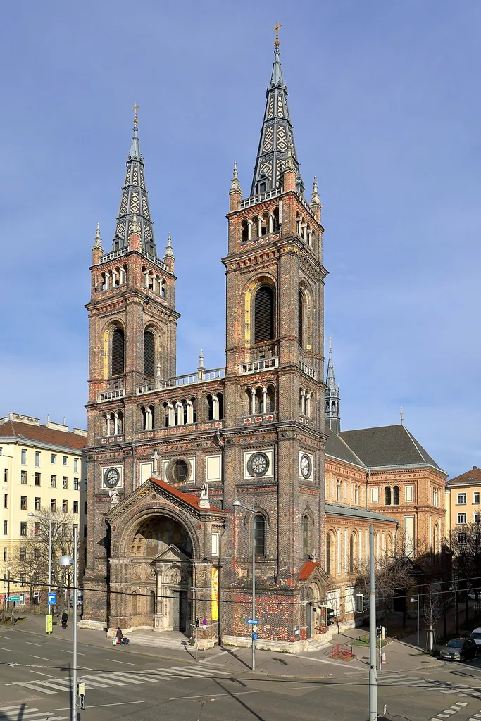 Westsüdwestansicht der Pfarrkirche „Zum hl. Franziskus Seraphikus“ in Breitenfeld, ein Bezirksteil des 8. Wiener Gemeindebezirkes Josefstadt.1840 wurde zwecks Bau einer Kirche ein Kirchenbauverein gegründet. Nach einer Ausschreibung im Jahr 1852 kam es 1886 abermals zu einer Ausschreibung. Als Sieger ging der Architekt Alexander Wielemans hervor. Erst nach weiteren 8 Jahren kam es endlich 1894 zur Grundsteinlegung. Vier Jahre später, am 18. Juni 1898, wurde die im Stil der italienischen Frührenaissance errichtete Kirche feierlich geweiht.