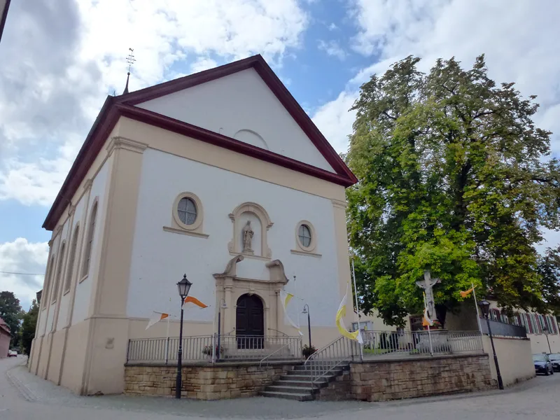 Erbes-Büdesheim, Hauptstraße 24. Katholische Pfarrkirche St. Bartholomäus. 1736–45. barocker Saalbau, 1736–45, 1828 erhöht; Kruzifix, um 1740