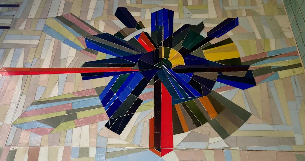 Kulturdenkmal, kunstvolles Wandbild aus Mosaiksteinen im Zugangsbereich zur ehemaligen Bahnsteigunterführung