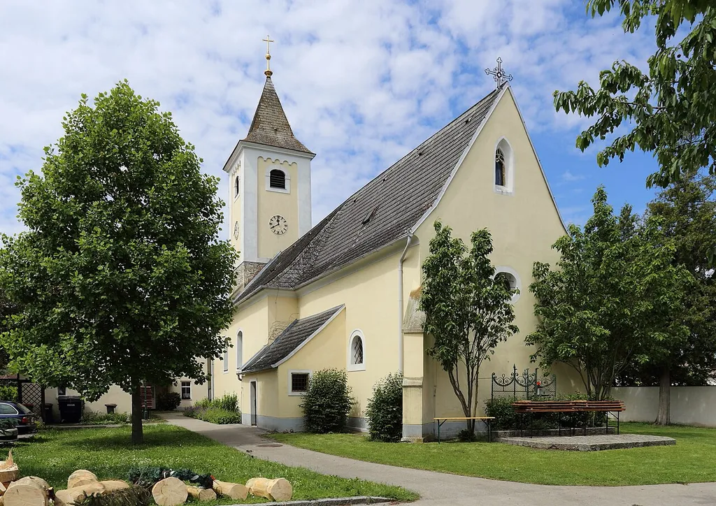 Südostansicht der katholischen Pfarrkirche Mariae Himmelfahrt in Neuaigen, ein Ortsteil der niederösterreichischen Stadt Tulln. Ein gotischer Bau aus der 1. Hälfte des 14. Jahrhunderts, wobei das Langhaus sowie der Rechteckchor zur Barockzeit (1738/40) umgebaut und dem vorgestellten, quadratischen Turm ein Glockengeschoß aufgesetzt wurde.