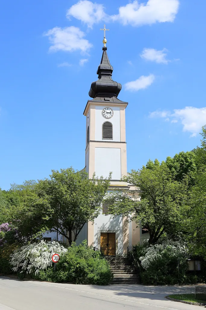 Westansicht der römisch-katholischen Pfarrkirche hl. Johannes der Täufer in Höbersdorf, ein Ortsteil der niederösterreichischen Marktgemeinde Sierndorf.Eine spätbarocke Saalkirche mit einem Fassadenturm, errichtet um die 18./19. Jahrhundertwende.