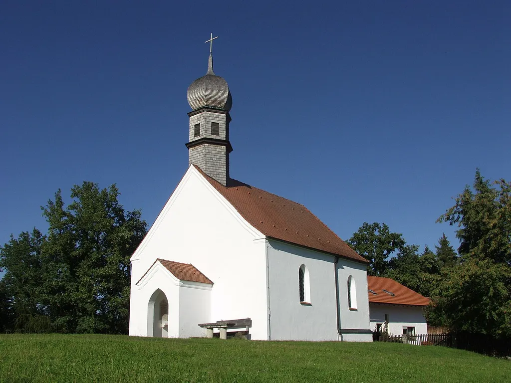 Kirche St. Stephanus auf dem Kapflberg in der Gemeinde Steinach, Kreis Straubing-Bogen