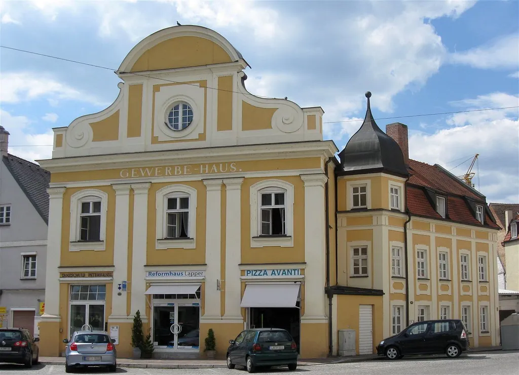 Regierungsplatz 542; Ehem. Evang.-Luth. Pfarrkirche, seit 1898 Gewerbehaus, zweigeschossige Anlage mit Volutengiebel und Segmentbogenaufsatz, 1848. D-2-61-000-451