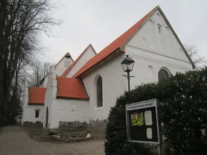 Dorfstraße, Kirche