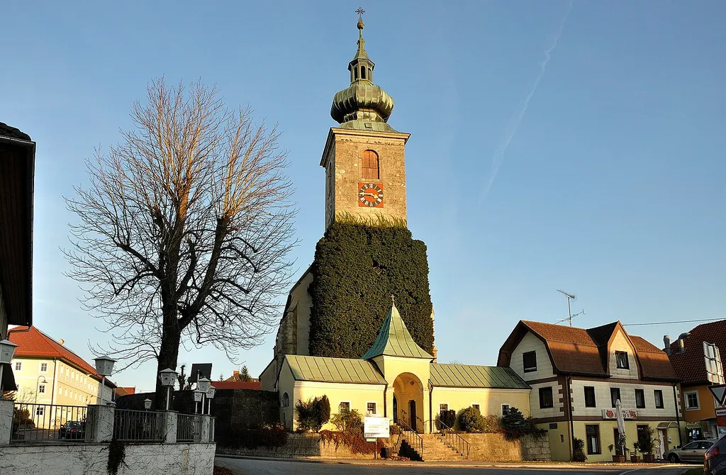 This media shows the natural monument in Upper Austria with the ID nd256 (Efeustock am Kirchturm).