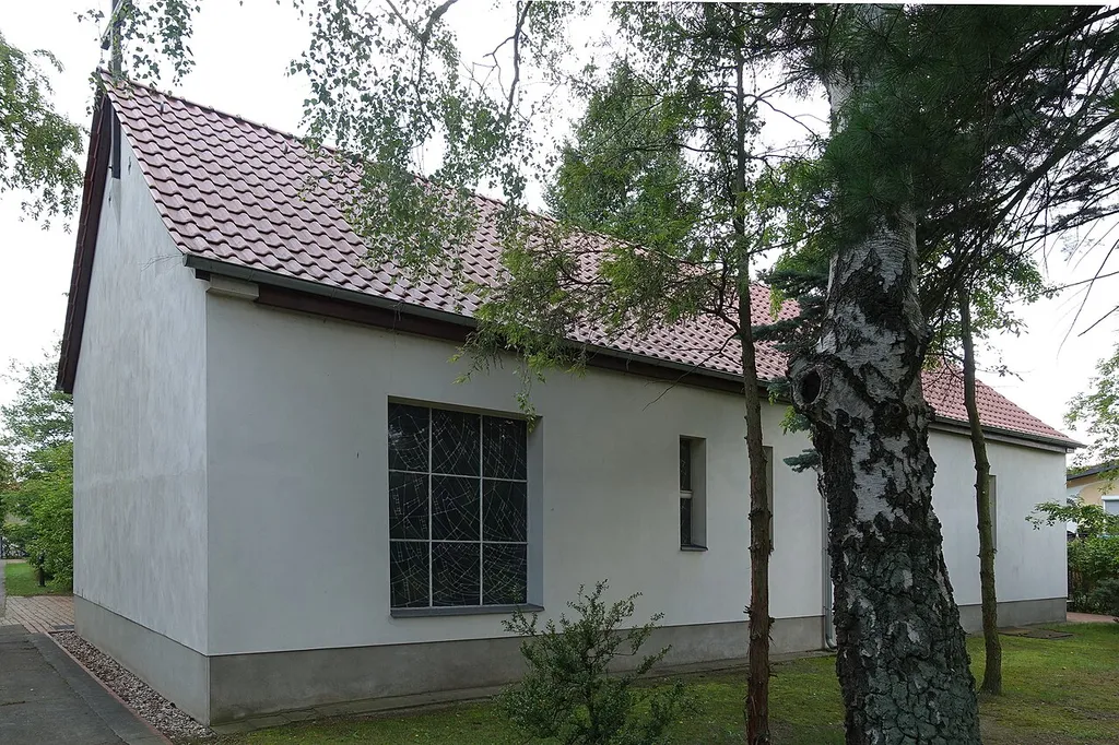 Die Fensterseite des Kirchenschiffs