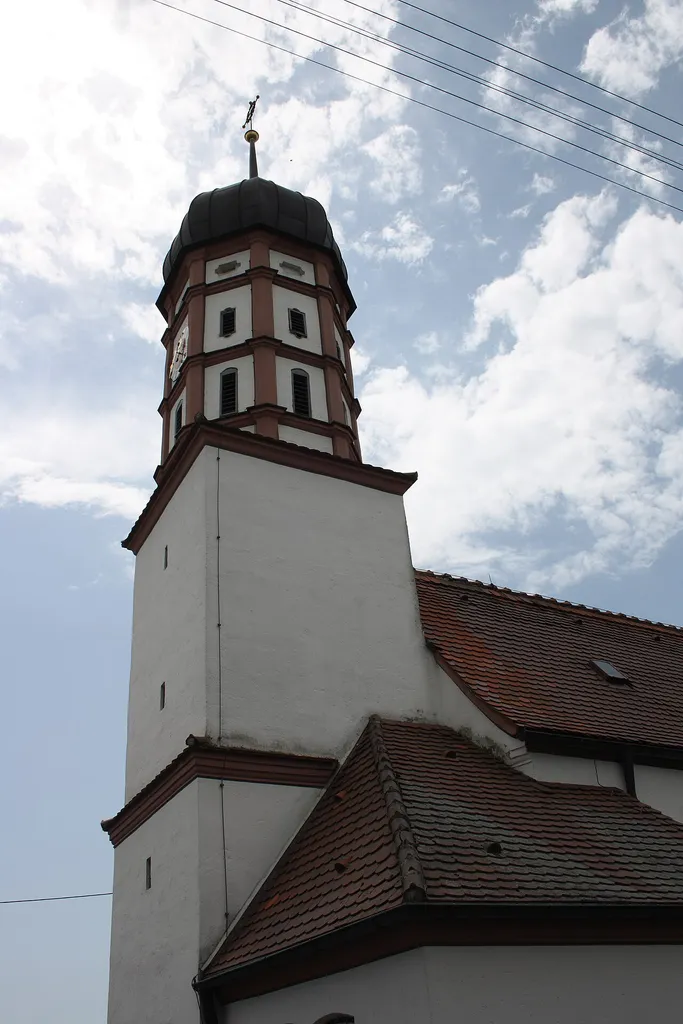 Katholische Filialkirche St. Leonhard in Roßhaupten, einem Ortsteil von Röfingen im Landkreis Günzburg (Bayern), im Kern gotisch, 1680 erweitert